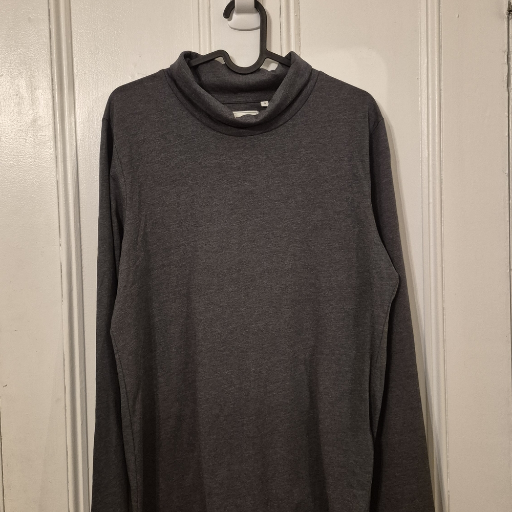 Classic Gray Turtleneck Sweater Knit Design